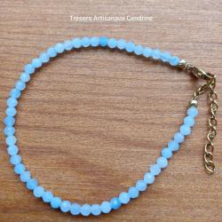 bracelet en perles de pierres facettées d'Aigue marine