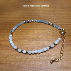 bracelet en perles de pierres 3mm facettées d'Aigue marine et pour moitié pierre de lune alternées pierre de Lune