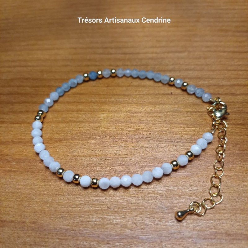 bracelet en perles de pierres 3mm facettées d'Aigue marine et pour moitié pierre de lune alternées pierre de Lune