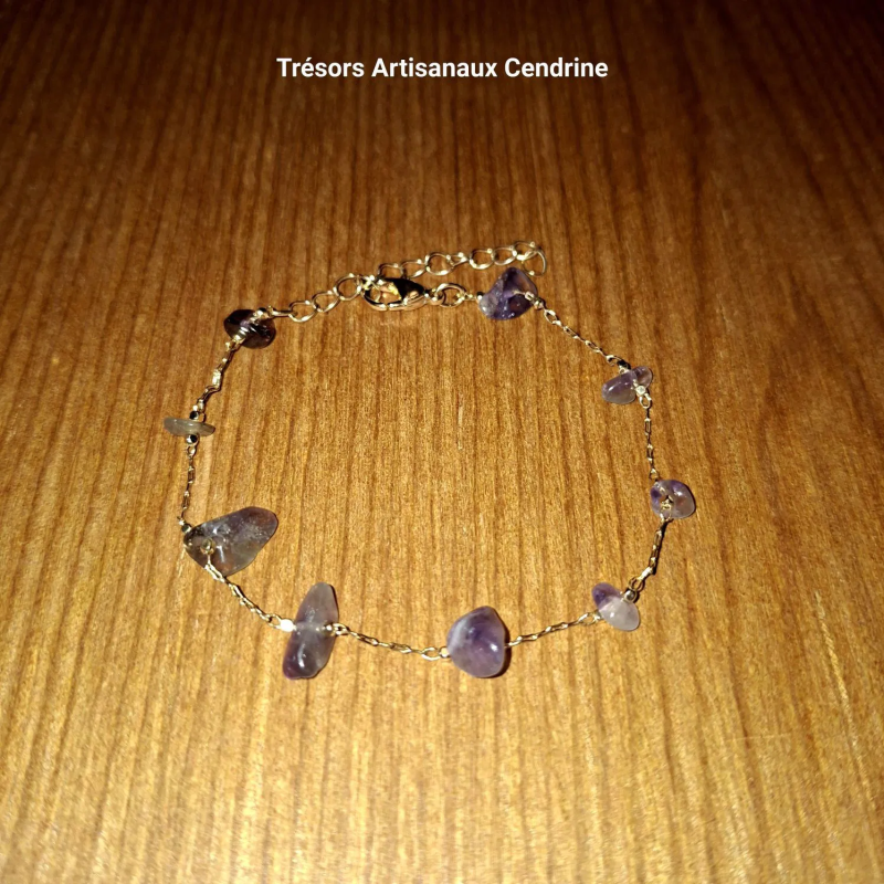 Bracelet doré avec pierres concassées d'Améthyste