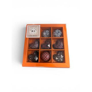 Chocolats fraise coco noisettes, chocolats citron myrtille, chocolat coco lait concentré noisettes et chocolat ganache cerise