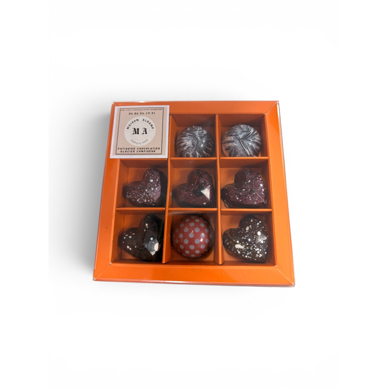 Chocolats fraise coco noisettes, chocolats citron myrtille, chocolat coco lait concentré noisettes et chocolat ganache cerise