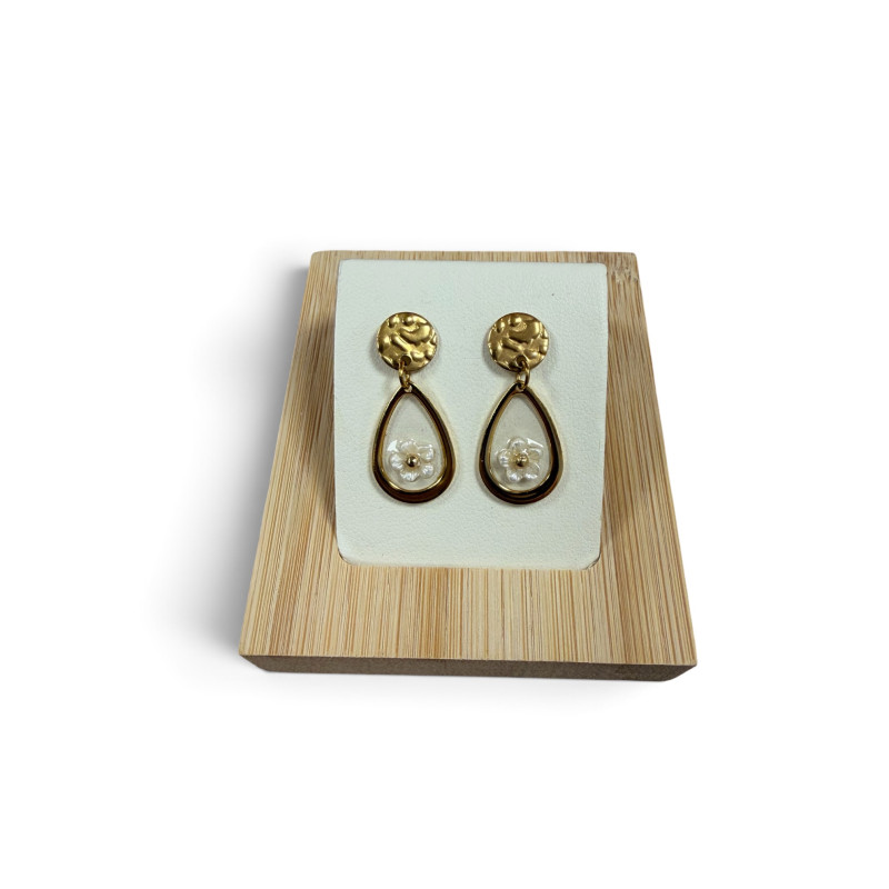 Boucle d'oreilles fleur blanche