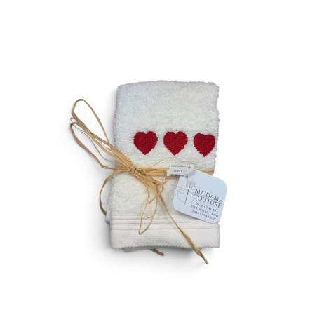 Serviette brodée coeur rouge